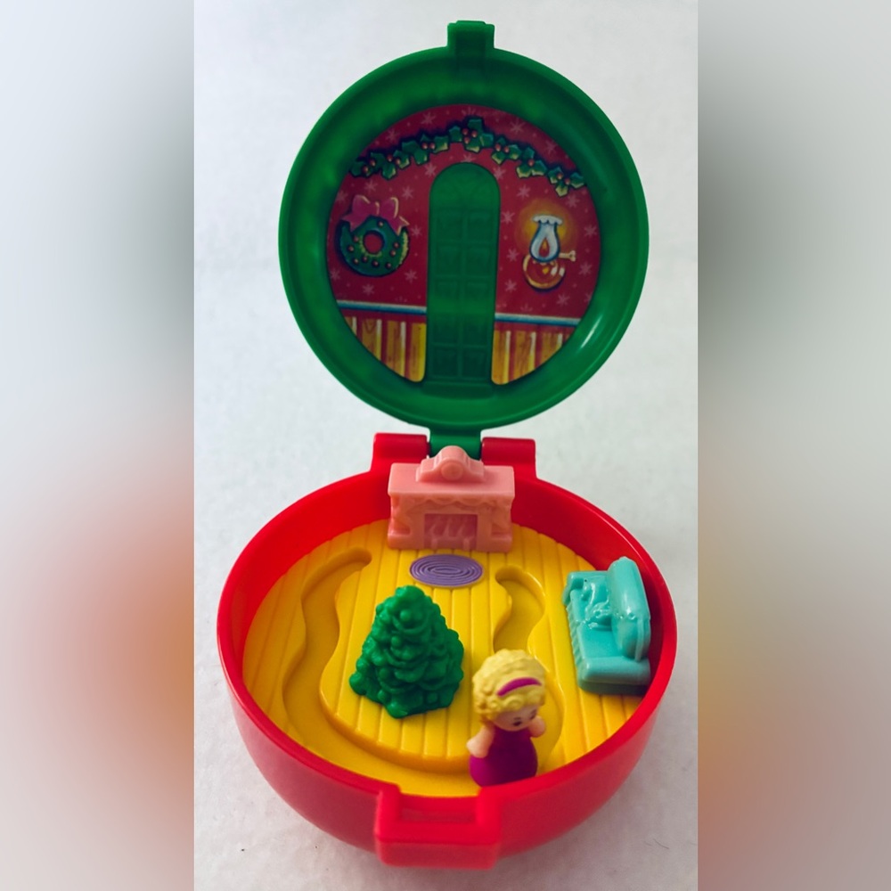 Compact Holiday Playset with Red and Green Colors - Polly Pocket - Picture 3 of 3